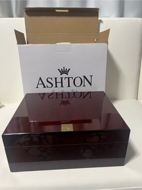 Ashton Glossy Mahogany Humidor NEW